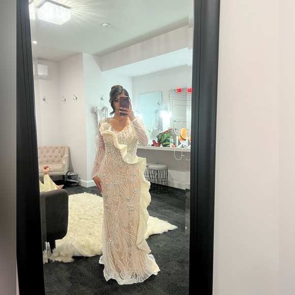 Exquisite Cream Lace Bridal Dress - Picture 5 of 6